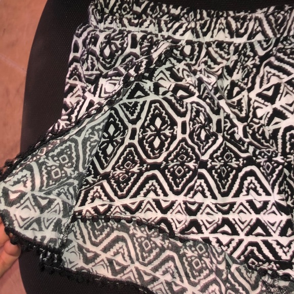 Cute black and white shorts - Picture 3 of 3